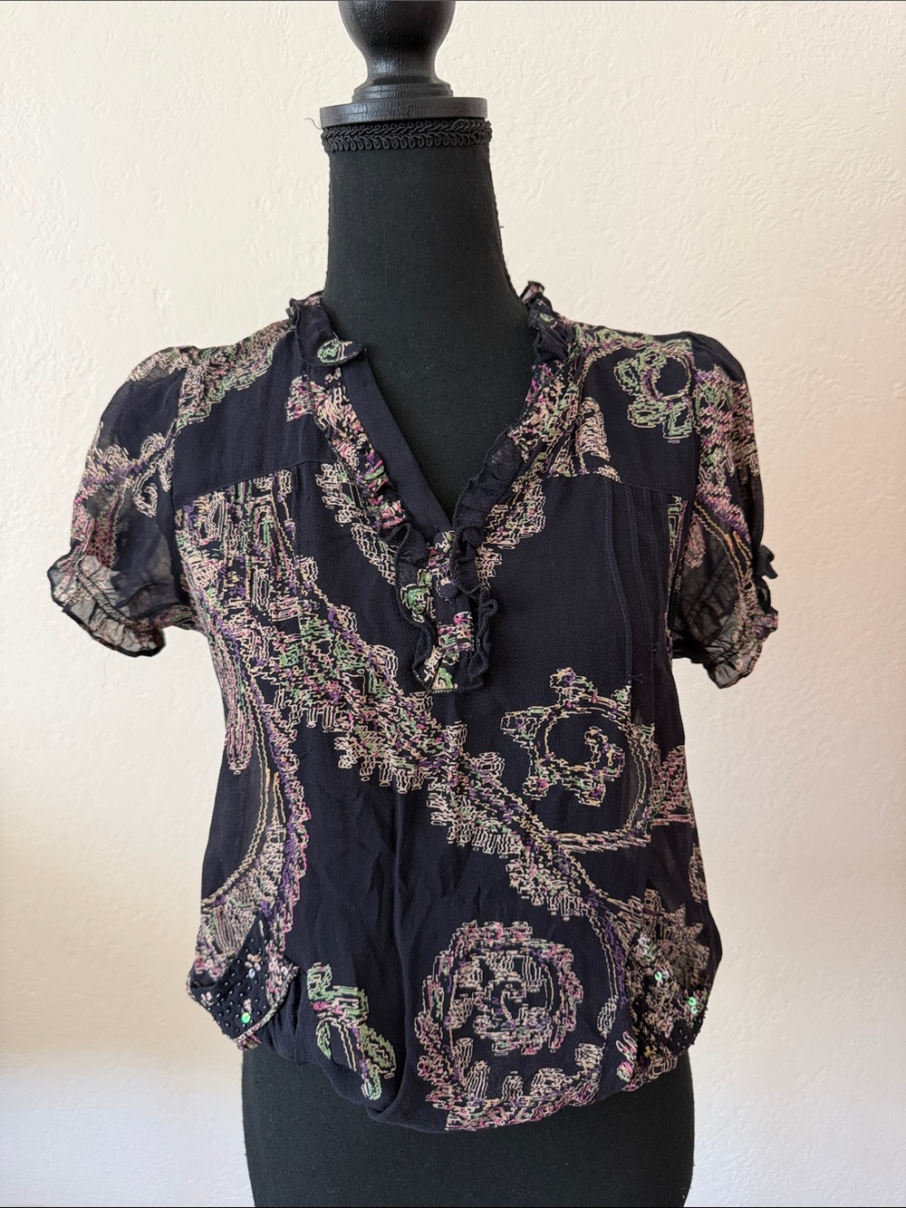 EUC Y2K Womens Black Ruffle V-Neck Printed Blouse size XS
